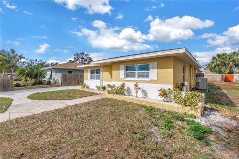 House in Saint Petersburg, Florida 3 bedrooms, 136.47 sq.m. № 1567512 - photo 4