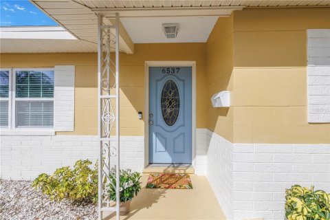 House in Saint Petersburg, Florida 3 bedrooms, 136.47 sq.m. № 1567512 - photo 1