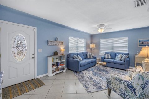 House in Saint Petersburg, Florida 3 bedrooms, 136.47 sq.m. № 1567512 - photo 7