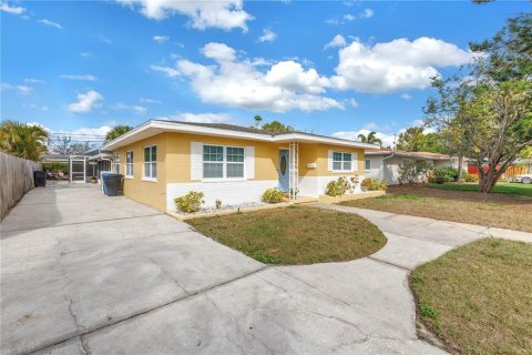 House in Saint Petersburg, Florida 3 bedrooms, 136.47 sq.m. № 1567512 - photo 2