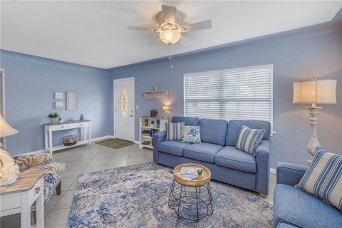House in Saint Petersburg, Florida 3 bedrooms, 136.47 sq.m. № 1567512 - photo 9