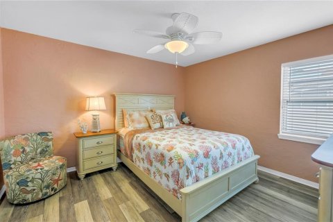 House in Saint Petersburg, Florida 3 bedrooms, 136.47 sq.m. № 1567512 - photo 17