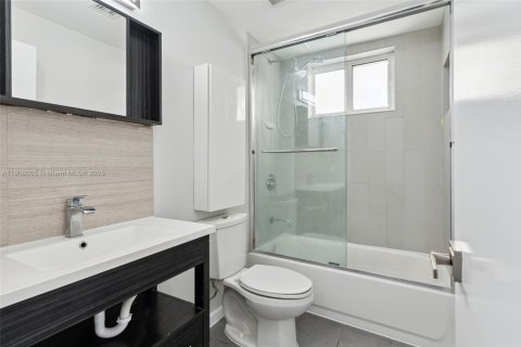 Villa ou maison à louer à Miami Beach, Floride: 2 chambres, 92.9 m2 № 1967735 - photo 12