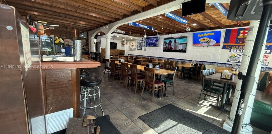 Commercial property in Coral Gables, Florida № 1997693