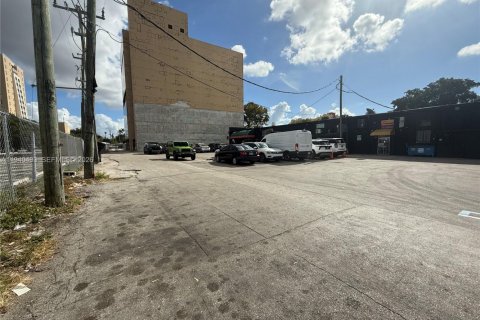 Commercial property in Coral Gables, Florida № 1997693 - photo 18