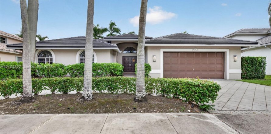 Casa en Pembroke Pines, Florida 5 dormitorios, 243.59 m2 № 2421216