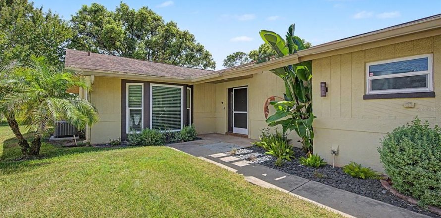House in Hudson, Florida 2 bedrooms, 125.05 sq.m. № 2298081