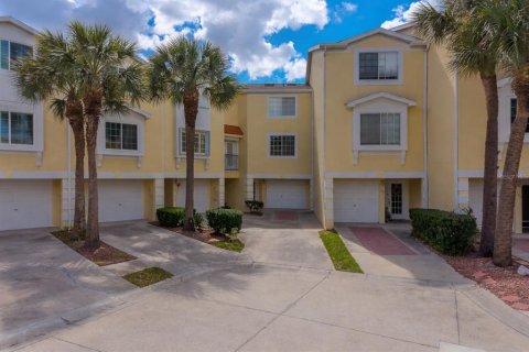 Townhouse in Oldsmar, Florida 4 bedrooms, 209.77 sq.m. № 2208325