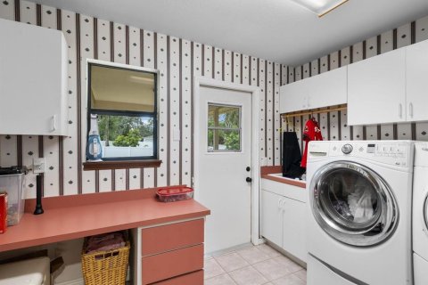 House in New Port Richey, Florida 5 bedrooms, 315.87 sq.m. № 2302615 - photo 23