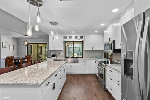 House in New Port Richey, Florida 5 bedrooms, 315.87 sq.m. № 2302615 - photo 9