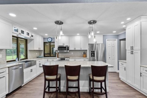 House in New Port Richey, Florida 5 bedrooms, 315.87 sq.m. № 2302615 - photo 4
