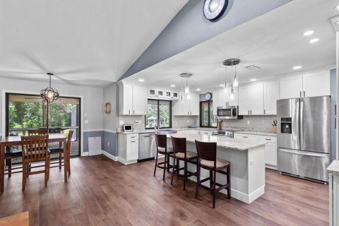 House in New Port Richey, Florida 5 bedrooms, 315.87 sq.m. № 2302615 - photo 15