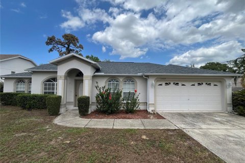 Casa en alquiler en Spring Hill, Florida, 3 dormitorios, 130.16 m2 № 1680710 - foto 1