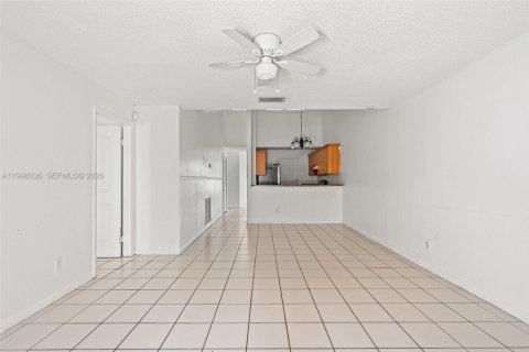 Touwnhouse à louer à Miramar, Floride: 3 chambres, 113.34 m2 № 2063436 - photo 9