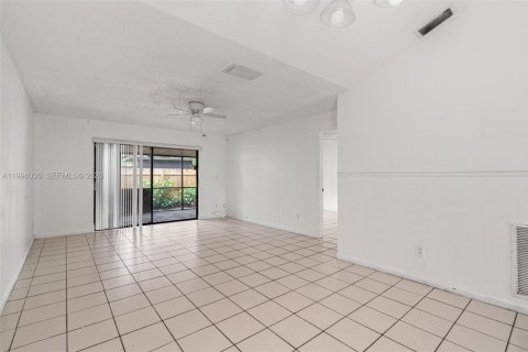 Touwnhouse à louer à Miramar, Floride: 3 chambres, 113.34 m2 № 2063436 - photo 6