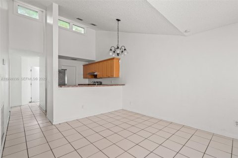 Touwnhouse à louer à Miramar, Floride: 3 chambres, 113.34 m2 № 2063436 - photo 10