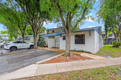 Touwnhouse à louer à Miramar, Floride: 3 chambres, 113.34 m2 № 2063436 - photo 2