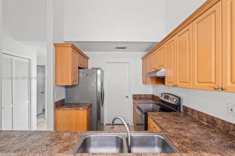 Touwnhouse à louer à Miramar, Floride: 3 chambres, 113.34 m2 № 2063436 - photo 12