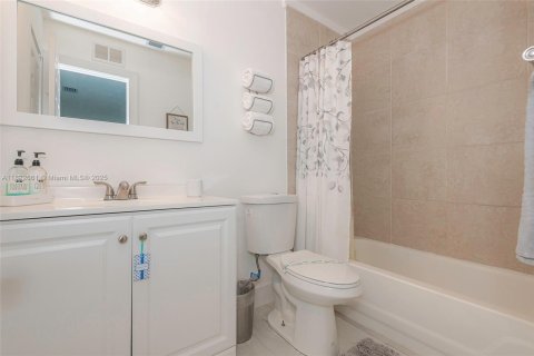 Immobilier commercial à vendre à Hollywood, Floride: 154.4 m2 № 1788698 - photo 19