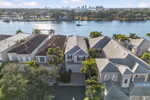 Villa ou maison à vendre à Tampa, Floride: 3 chambres, 282.24 m2 № 2142132 - photo 8