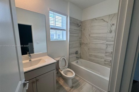 Townhouse in Pembroke Pines, Florida 4 bedrooms, 213.4 sq.m. № 1895432 - photo 13