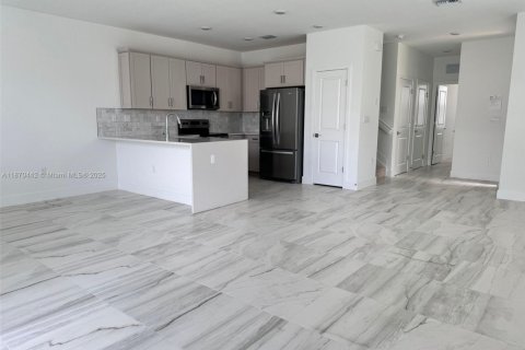 Townhouse in Pembroke Pines, Florida 4 bedrooms, 213.4 sq.m. № 1895432 - photo 3