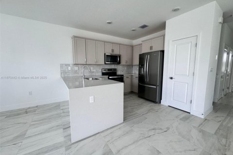 Townhouse in Pembroke Pines, Florida 4 bedrooms, 213.4 sq.m. № 1895432 - photo 4
