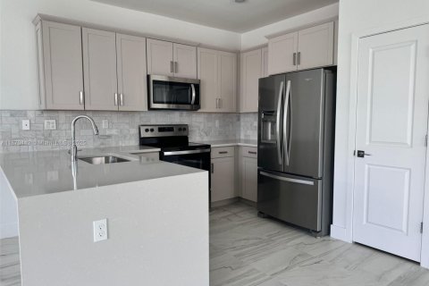 Townhouse in Pembroke Pines, Florida 4 bedrooms, 213.4 sq.m. № 1895432 - photo 5