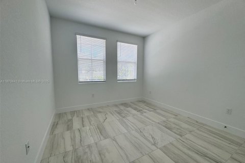 Снять в аренду таунхаус в Пемброк-Пайнс, Флорида 4 спальни, 213.4м2, № 1895432 - фото 21