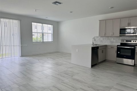 Townhouse in Pembroke Pines, Florida 4 bedrooms, 213.4 sq.m. № 1895432 - photo 1