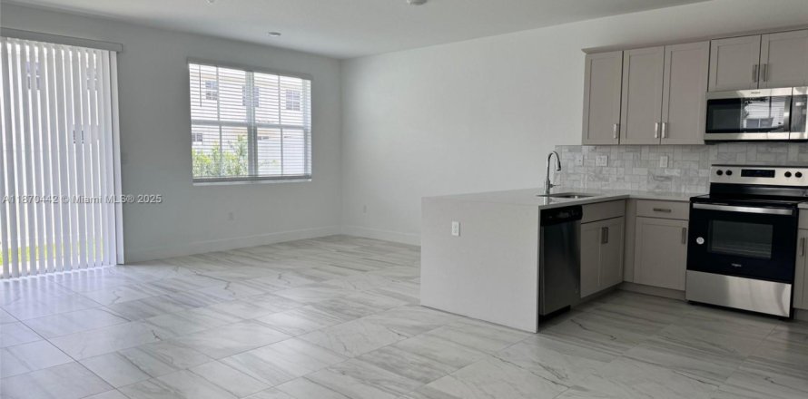 Townhouse in Pembroke Pines, Florida 4 bedrooms, 213.4 sq.m. № 1895432