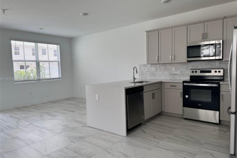 Townhouse in Pembroke Pines, Florida 4 bedrooms, 213.4 sq.m. № 1895432 - photo 6