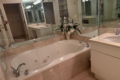 Condo in Bal Harbour, Florida, 3 bedrooms  № 1944941 - photo 19