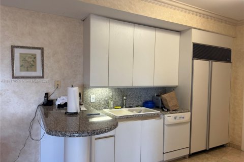Condo in Bal Harbour, Florida, 3 bedrooms  № 1944941 - photo 9