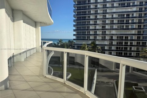 Condo in Bal Harbour, Florida, 3 bedrooms  № 1944941 - photo 17