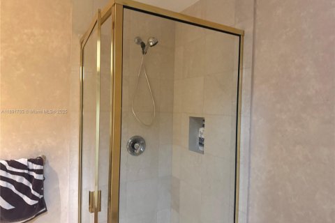 Condo in Bal Harbour, Florida, 3 bedrooms  № 1944941 - photo 25