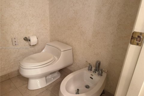 Condo in Bal Harbour, Florida, 3 bedrooms  № 1944941 - photo 20