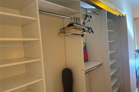 Condo in Bal Harbour, Florida, 3 bedrooms  № 1944941 - photo 23