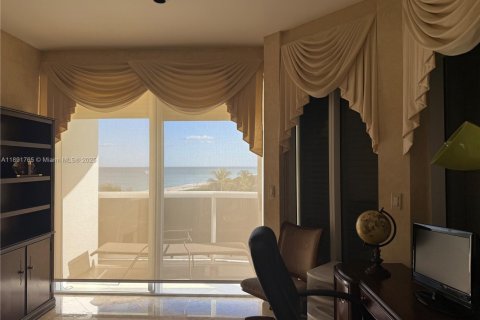 Condo in Bal Harbour, Florida, 3 bedrooms  № 1944941 - photo 27