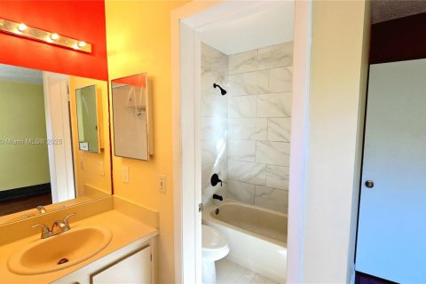 Townhouse in Miami, Florida 2 bedrooms, 100.15 sq.m. № 1955066 - photo 10