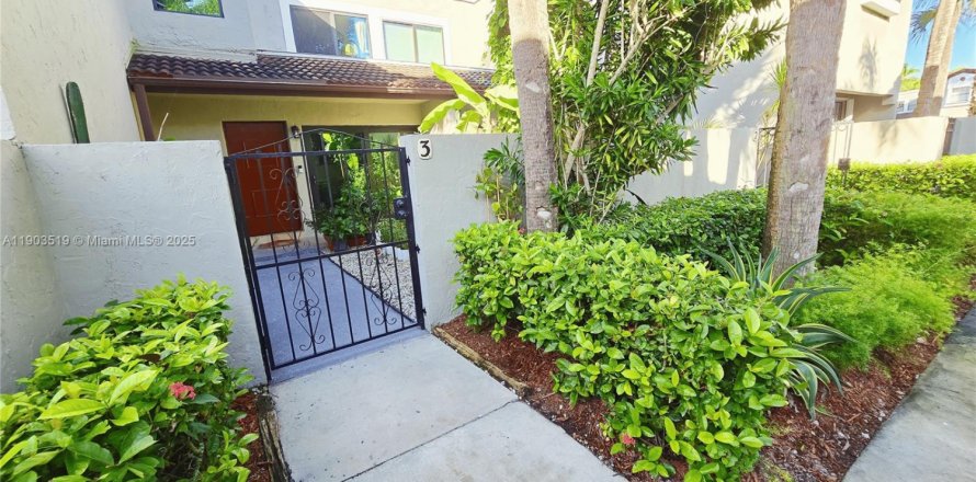 Townhouse in Miami, Florida 2 bedrooms, 100.15 sq.m. № 1955066