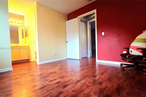 Townhouse in Miami, Florida 2 bedrooms, 100.15 sq.m. № 1955066 - photo 18