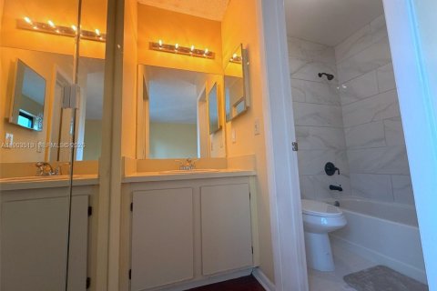 Townhouse in Miami, Florida 2 bedrooms, 100.15 sq.m. № 1955066 - photo 26