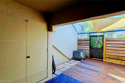 Townhouse in Miami, Florida 2 bedrooms, 100.15 sq.m. № 1955066 - photo 25