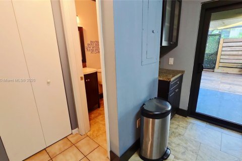 Townhouse in Miami, Florida 2 bedrooms, 100.15 sq.m. № 1955066 - photo 12