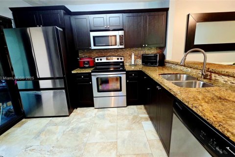 Townhouse in Miami, Florida 2 bedrooms, 100.15 sq.m. № 1955066 - photo 6