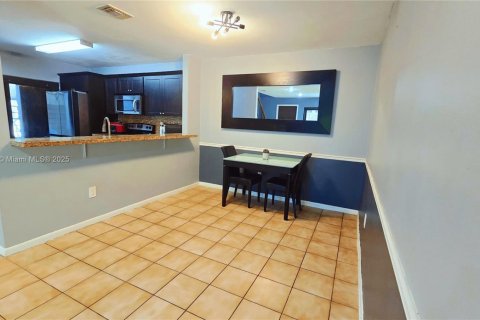 Townhouse in Miami, Florida 2 bedrooms, 100.15 sq.m. № 1955066 - photo 5