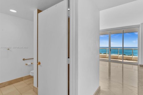 Condo in Aventura, Florida, 3 bedrooms  № 2027832 - photo 17