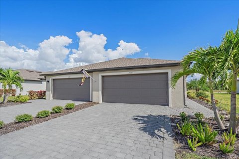 House in Port Charlotte, Florida 2 bedrooms, 146.88 sq.m. № 2152341