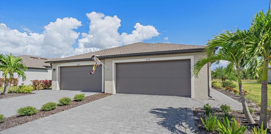 House in Port Charlotte, Florida 2 bedrooms, 146.88 sq.m. № 2152341